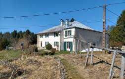 780 LES MOUSSIERES : Maison ancienne isolée sur 5,7 ha de terrain 