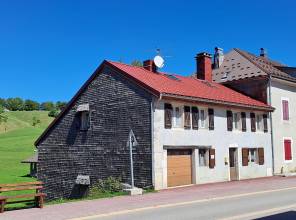 782 LAJOUX : Maison mitoyenne au centre village