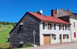 782 LAJOUX : Maison mitoyenne au centre village