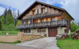 807 LAJOUX : Chalet avec vue dégagée sur les Monts Jura