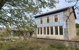 810 LA PESSE : Ancienne école réhabilitée, pleine de cachet